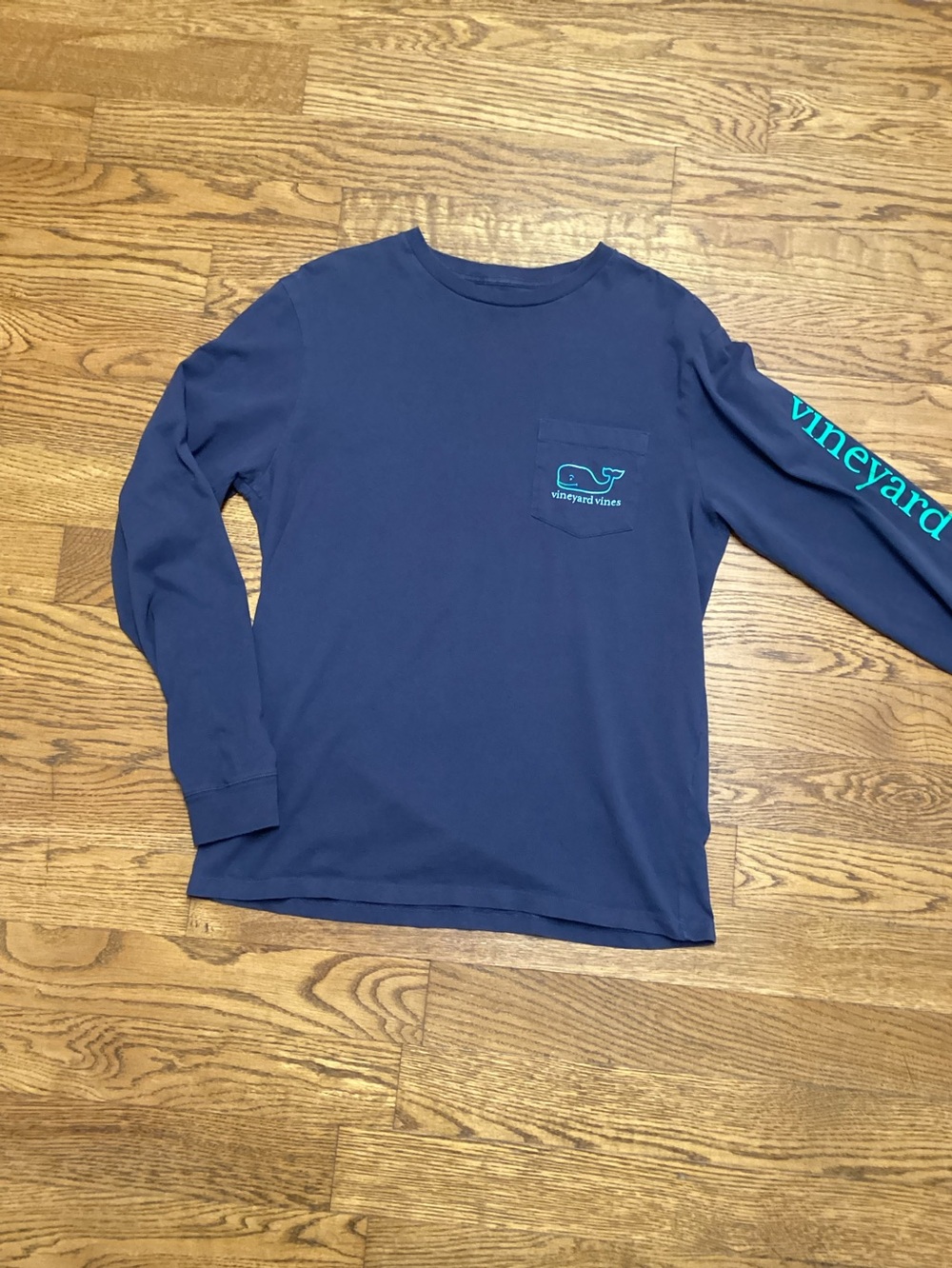 Vineyard Vines cotton long sleeve pocket crewneck Blue with Whale graphic Small